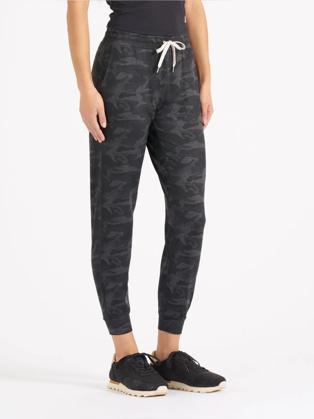 Vuori Performance Joggers in Black Camo